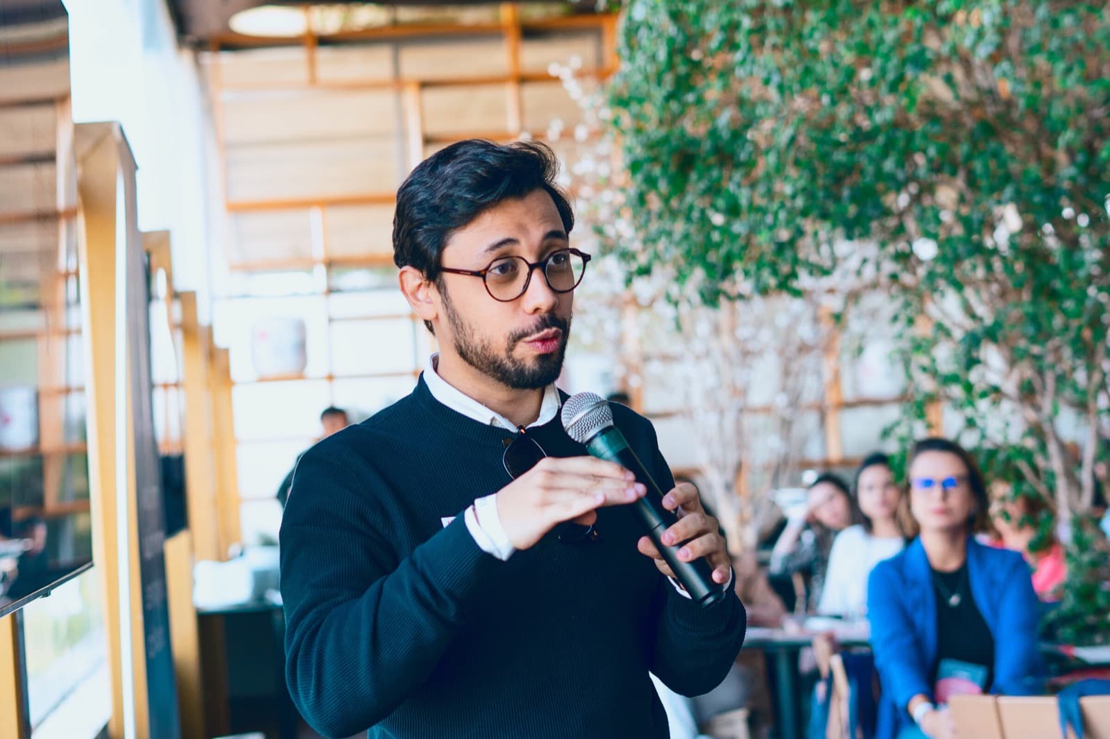 Luckas Reis conduzindo um workshop com microfone